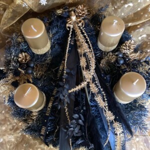 Adventskranz mit goldenen Kerzen und Schwarzen Kranz