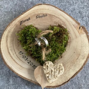 Holzscheibe mit deko und dem Hochzeitsdatum