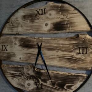 Uhr mit Branding im Holz