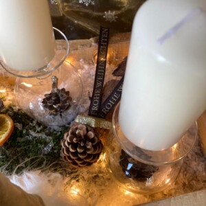 adventskranz kasten mit weißen Kerzen