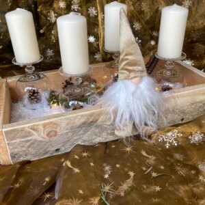 adventskranz kasten mit weißen Kerzen