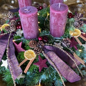 Adventskranz mit lila Kerzen