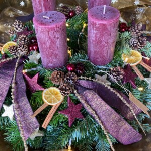 Adventskranz mit lila Kerzen