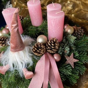 Adventskranz mit pinken Kerzen