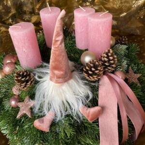 Adventskranz mit pinken Kerzen