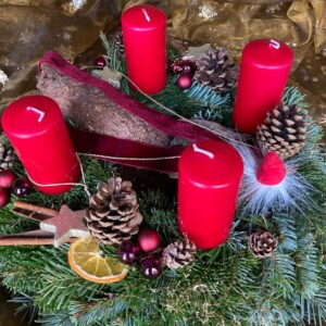 Adventskranz mit roten Kerzen