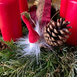Adventskranz mit roten Kerzen
