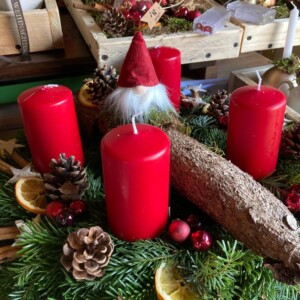 Adventskranz mit roten Kerzen