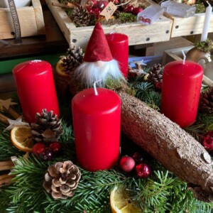 Adventskranz mit roten Kerzen