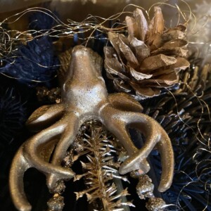 Adventskranz mit goldenen Kerzen und Schwarzen Kranz