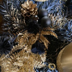 Adventskranz mit goldenen Kerzen und Schwarzen Kranz