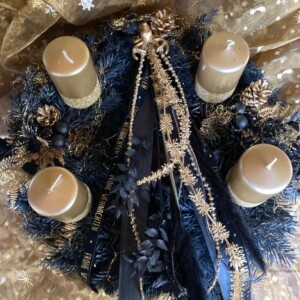 Adventskranz mit goldenen Kerzen und Schwarzen Kranz