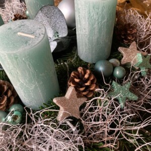 Adventskranz mit Türkisen Kerzen