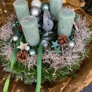 Adventskranz mit Türkisen Kerzen